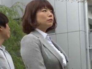 【OL痴漢生交尾】チンポ大好きなドスケベOLがバスで痴漢されて発情！我慢できずに痴漢チンポをしゃぶり倒して公開生セックス