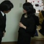 【チンポ好き人妻不倫】夫の葬式の最中に喪服姿で新しいチンポでマンコを性欲で満たす淫乱人妻！子宮いっぱいに不謹慎ザーメン中出し