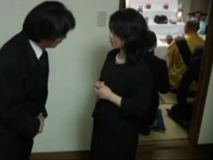 【チンポ好き人妻不倫】夫の葬式の最中に喪服姿で新しいチンポでマンコを性欲で満たす淫乱人妻！子宮いっぱいに不謹慎ザーメン中出し