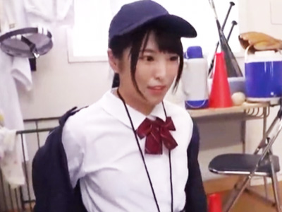 美少女マネージャーの密着マッサージでフル勃起して部室で顔射パコ