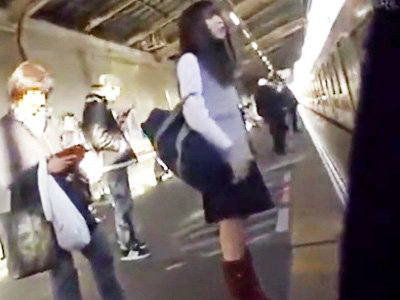 パンティ盗撮で興奮した盗撮魔がJK相手に痴漢までした卑劣な様子がコチラ