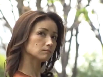 年を重ねてなおスレンダーで美しい熟女妻がバス内で痴漢男に抵抗できず→