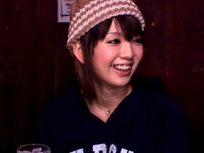 お酒大好きなビッチギャルがほろ酔い気分で営業中居酒屋のトイレでフェラ