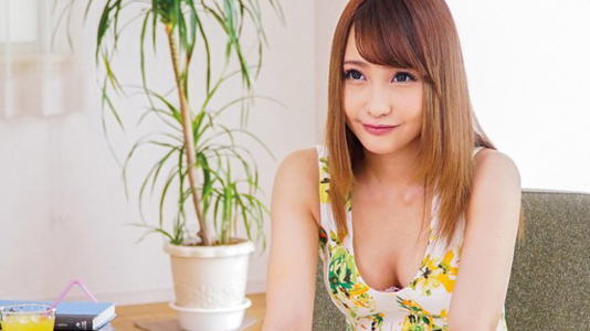 こう見えてゲームが好きだと言う好感度大の谷間バッチリ現役JD