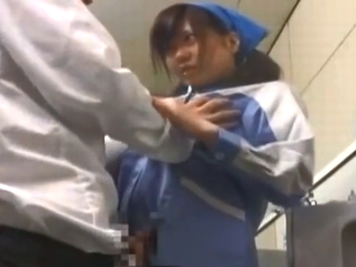 男子トイレを清掃中のお姉さんが勃起チンポを優しく手コキフェラ抜き