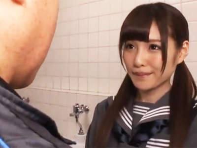 男子トイレでアイドルみたいな美少女のパンツをずらしてギンギンチンコ挿入