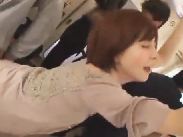 電車で若い男見つけると誘惑逆レイプする美人女痴漢ｗｗ