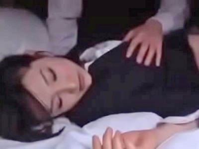 泥酔して無防備に寝てしまった巨乳OLを拾ったタクの運転手が送り狼FUCK