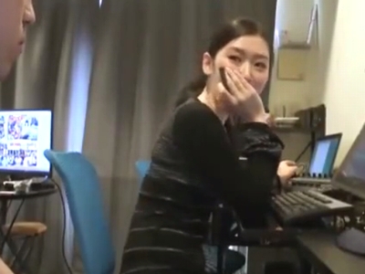 AV制作会社で働くスレンダー美女と職場で中出し性交