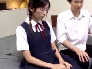 【清楚JC中出し】清楚で真面目なめがねJCが初めてのセックスでマンコをヌルヌルにして性欲を我慢できずにスケベ顔で中出しおねだり