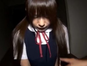 【JCレイプ】暗がりで怯えるJCを大人チンポでガチレイプ！未熟な肉厚パイパンマンコを欲望のままに犯してJCボディを堪能する