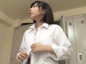 【ドスケベJK】更衣室でマンズリこいてしまう変態JKが同級生に見つかり口マンコ奉仕！キツキツマンコに極太チンポ挿入生ハメ