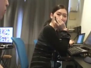 【OLキメセク】AV会社で働く疲れたOLに媚薬を飲ませてガッツリキメセク！蒸れたマンコに生チンポぶち込んで大量中出し