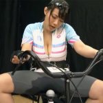 【アクメ自転車潮吹き】アクメ自転車に固定された美女が快感に耐えられず潮吹きアクメ！発情マンコにチンポをぶち込まれてしまう
