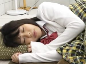 【妹近親相姦中出し】居眠りするスケベボディのJK妹にムラムラして禁断の近親相姦生交尾！ピンク色のパイパンマンコに大量中出し
