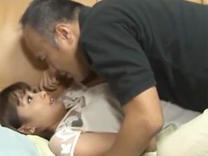 【人妻中出しレイプ】メス臭ムンムンの美人人妻に我慢できなくなったおっさんが生マンコを犯しまくる禁断の膣奥中出しレイプ