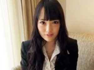 【素人OL中出し】素人美人OLの1日分のマンコの汁と匂いがべっとり染み付いたパンツのメス臭嗅ぎながら本人マンコに大量中出し