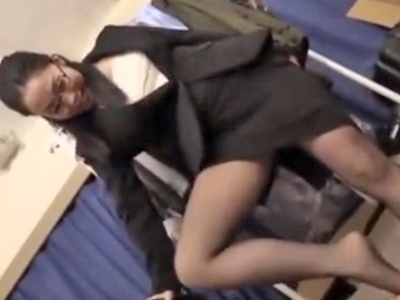 パンスト眼鏡の熟女OLに足コキされたので中出しチンポで反撃！