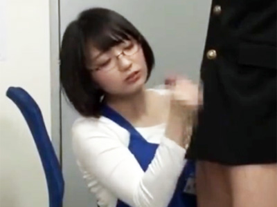 万引きした学生を事務所に拘束して逆レイプするメガネ痴女