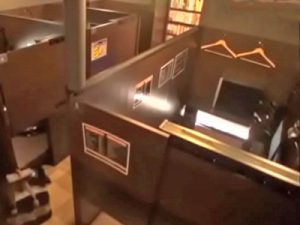 【素人カップル交尾】ネットカフェの個室で堂々と生セックスを楽しむ素人カップルの様子を盗撮