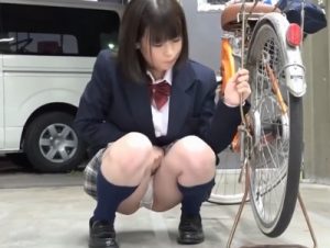 【痴女JK生ハメ】パンチラ挑発してくる痴女JKと生ハメ！ムッチリ巨尻と巨乳を堪能してくぱぁさせたロリマンコに大人チンポ挿入