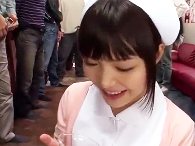 激カワコスプレ娘が群がる男たちを片っ端からフェラ抜きごっくん