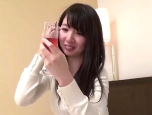 【人妻ナンパ】夫のの淡白なセックスに欲求不満な美人ロリ妻をナンパして生ハメ！飢えた肉厚マンコ犯してザーメン顔面ぶっかけ