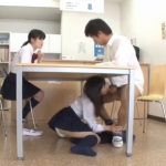 【JK浮気中出し】友達が隣にいるのに机の下で友達彼氏のチンポをこっそりしゃぶって浮気マンコに大量中出しさせるドスケベJK