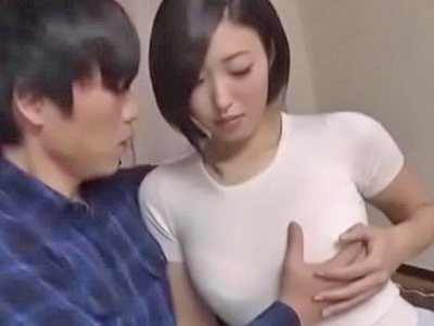 若いチンポを巨乳で挑発→中出しに誘導するド不貞人妻