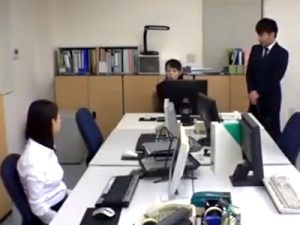 【オフィス生交尾】残業中にむっちりスケベな女上司と性欲解消生交尾！メス臭の染み込んだパンストの匂いに大量射精