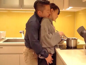 【キッチンセックス】メス臭ムンムンのドスケベ美女がキッチンでガチ発情！生チンポをスケベにしゃぶって生ハメ交尾で本気アクメ