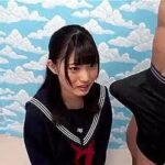 【ロリJK中出し】性に興味津々な素人ロリ美少女JKが勃起チンポにガチ発情！制服のまま犯されてパイパンマンコに孕ませ中出し