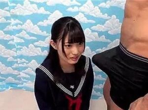 【ロリJK中出し】性に興味津々な素人ロリ美少女JKが勃起チンポにガチ発情！制服のまま犯されてパイパンマンコに孕ませ中出し