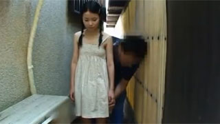 【美少女】黒髪おさげのロリ美少女が野外でもぐもぐ調教され→悶絶