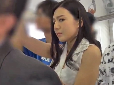 痴漢魔に後ろから肉棒を挿入されるも敏感に感じてしまう美女ｗ