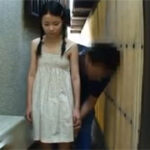 【ロリJSレイプ】完全アウトなガチロリJSにチンポしゃぶらせる鬼畜レイプ！甘い唇とロリボディを堪能してザーメン大量射精