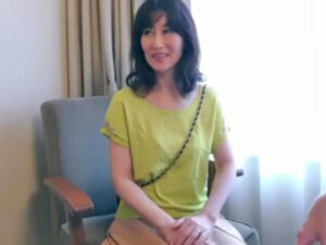 【熟女妻3P中出し】欲求不満な熟女妻が若い男2人と3P生交尾！飢えたマンコにザーメン中出しされて久々の本気アクメ