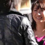 【熟女ママ密着生ハメ】仕事終わりの熟女スナックママのメス臭い蒸れマンコにクンニ奉仕！肉厚完熟マンコを生で犯してぶっかけ