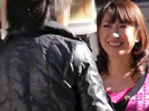 【熟女ママ密着生ハメ】仕事終わりの熟女スナックママのメス臭い蒸れマンコにクンニ奉仕！肉厚完熟マンコを生で犯してぶっかけ