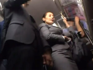 【熟女OL痴女】欲求不満の熟女妻OLが痴漢されてガチ発情！スケベ顔でチンポしゃぶって衆人環視のぶっかけ生交尾