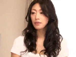 【ドスケベ人妻近親相姦】欲求不満な美人妻が性欲我慢できずに息子の寝込みを逆レイプ！近親相姦でチンポつまみ喰いしてしまう