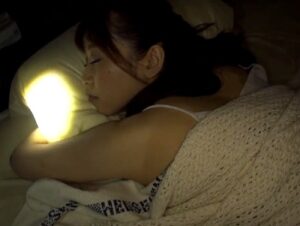 【巨尻美女アクメ】寝ている巨尻美女を夜這いレイプ！むっちり肉厚マンコを勃起チンポで犯して強制痙攣アクメ責め