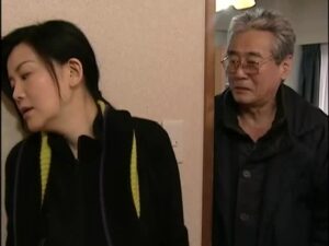 【変態露出熟女妻】見られて興奮する変態熟女妻が義理の父に全裸放尿見せつけて近親相姦おねだり