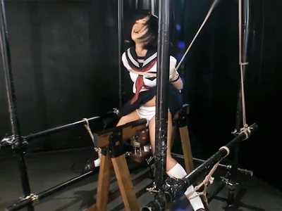 制服JKが拉致られて電マ付き三角木馬拷問でイキまくる