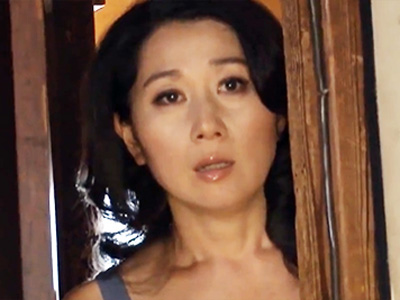 欲求不満の上品な人妻がオナニー中の息子を見て我慢できずに近親パコｗ