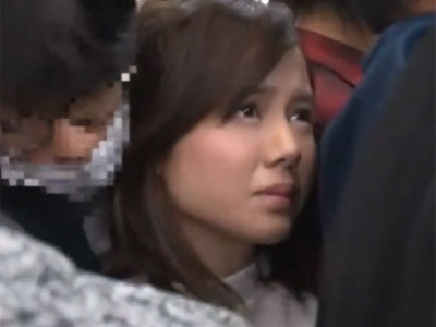巨乳美女が満員電車内で痴漢されて→抵抗できないままにザーメン塗れ