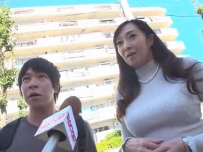清楚な雰囲気の熟女妻が賞金獲得の為にチンポを手コキ＆フェラ抜き