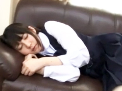 リビングで寝てたらお兄ちゃんにイタズラされたJK妹が自ら挿入を誘発し中出し近親パコｗ