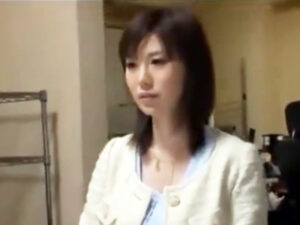 【人妻輪姦レイプ】借金を返せない人妻が屈辱の輪姦レイプ撮影会！カメラの前でマンコ弄られて下品な潮吹きアクメ晒し