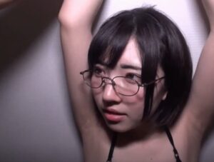 【めがねロリ少女首絞め】真面目なめがねロリJKの本性は変態マゾ女！パイパンマンコを犯されながら首締められてマゾイキ